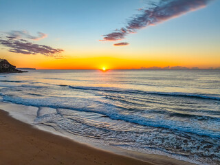 Obraz premium Northern Beaches Sunrise at the seaside with rain clouds