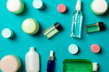 Obraz premium Group of plastic bodycare bottle Flat lay composition with cosmetic products on colored background empty space for you design. Set of White Cosmetic containers, top view with copy space