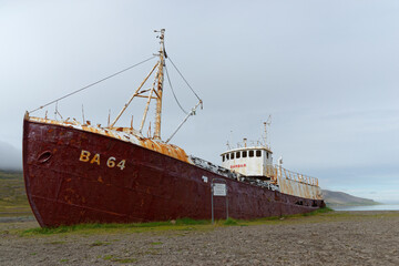 Gardar, das älteste Stahlschiff Islands, liegt ausgemustert am Strand von Patreksfjördur