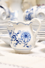 Of course, we consider the Meissen manufactory to be the trendsetter of the porcelain fashion of the onion set. 
It was there that the famous 