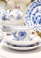 Of course, we consider the Meissen manufactory to be the trendsetter of the porcelain fashion of the onion set. 
It was there that the famous 