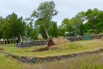 alte Erdh&uuml;tte beim botanischen Garten Skr&uacute;&eth;ur, Westfjorde, Island
