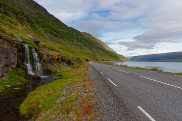 kleiner, namenloser Wasserfall in den Westfjorden, Island