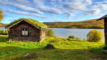 Hütte am See in Lappland (Finnland)