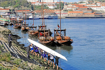 Kleines Segelschiff mit Fässern auf dem Douro, im Hintergrund Porto, Nordportugal, Portugal, Europa