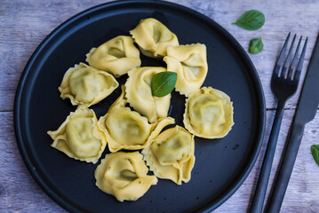 Tortellini with mozzarella and spinach 