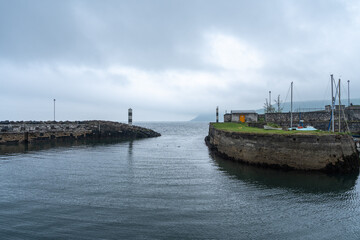 Kleiner Hafen in einem Örtchen in Nordirland an einem bewölkten Tag