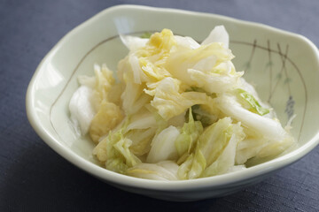 小鉢に盛りつけられた白菜の漬物