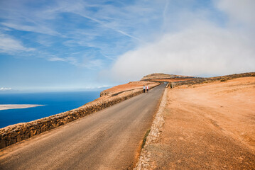strada in salita che va al pico in lanzarote