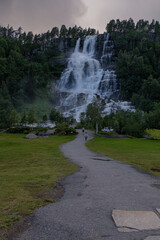 Cascata con persone