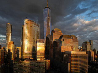 Naklejka premium New York City Skyline with dramatic sky. American Urban Skyscrapers USA near dramatic clouds. New York City skyline, cityscape of Manhattan in USA. Panoramic view on Manhattan.