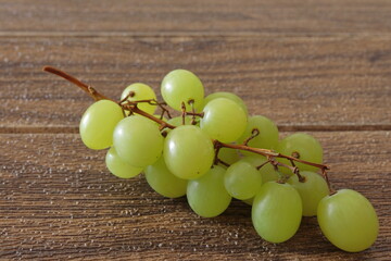 cotillon uvas blancas sobre mesa madera nochevieja © Ana Maria