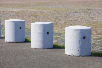 Absperrpoller aus Beton auf einer Stra&szlig;e, Deutschland