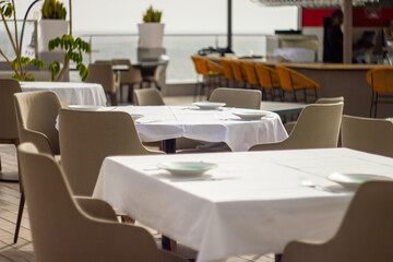 A beautiful restaurant interior located on an open rooftop.

Un hermoso interior de restaurante ubicado en una terraza al aire libre.