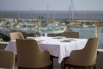 A beautiful restaurant interior located on an open rooftop.

Un hermoso interior de restaurante ubicado en una terraza al aire libre.