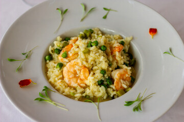 A photo of risotto with shrimp.
Una foto de risotto con camarones.