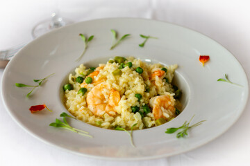 A photo of risotto with shrimp.
Una foto de risotto con camarones.