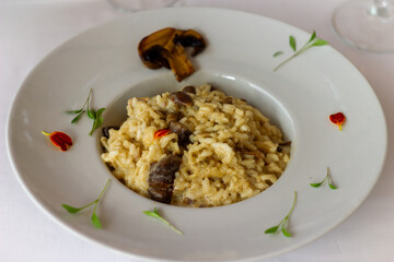 A photo of risotto with mushrooms.
Una foto de risotto con champiñones.