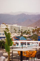 A general view of a building with mountains in the mist in the background.
Una vista general de un edificio con montañas en la niebla al fondo.