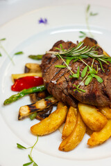 FILLET STEAK (Sirloin Steak) with potatoes and vegetables.

FILETE DE SOLOMILLO (Bife de Lomo) con papas y verduras.
