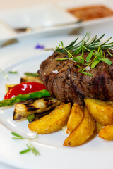 FILLET STEAK (Sirloin Steak) with potatoes and vegetables.

FILETE DE SOLOMILLO (Bife de Lomo) con papas y verduras.