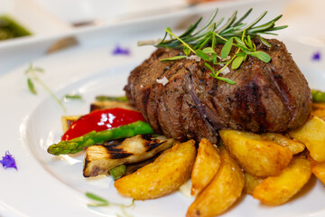 FILLET STEAK (Sirloin Steak) with potatoes and vegetables.

FILETE DE SOLOMILLO (Bife de Lomo) con papas y verduras.