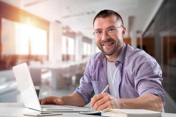 Obraz premium Portrait of mature business man trader in office
