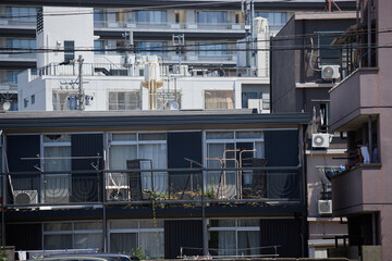 夏に昼の日本の都市の住宅街の風景