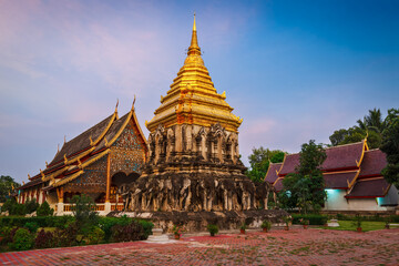 Fototapeta premium Buddhist temple Wat Chedi Luang in twilight. Chiang Mai, Thailand