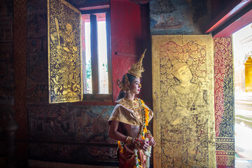 Obraz premium A young Thai dressed in a beautiful pantomime dressed.Khon is traditional dance drama art of Thai classical masked.