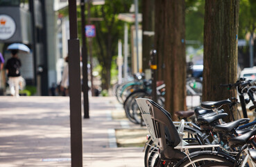 Obraz premium 夏の昼の名古屋の繁華街の駐輪場の風景