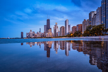 Fototapeta premium chicago skyline reflected on concrete beach during blue hour