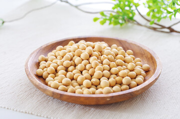 木皿に入れた大豆