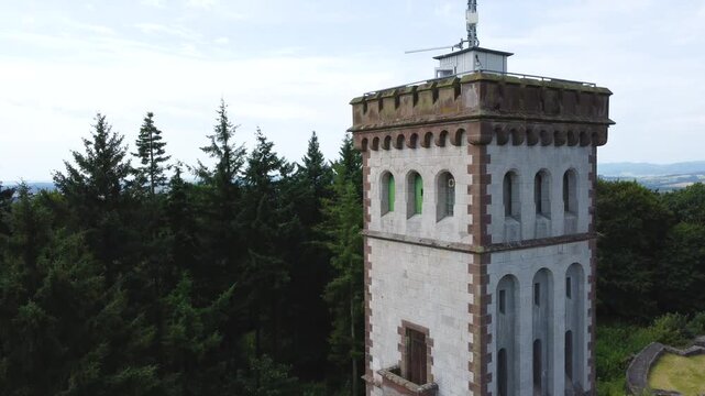 Schneller Drohnenaufstieg am Turm mit Wald im Hintergrund