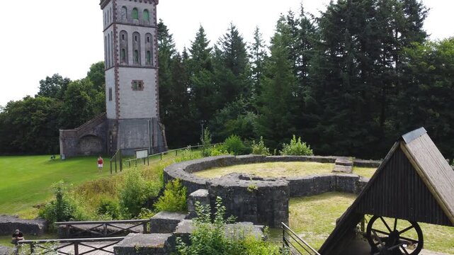 Drohnenaufstieg vom Burgraben zur Burgruine mit historischem Turm und Brunnenhaus