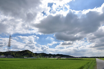 Obraz premium 青空に浮かぶ雲、日本の田舎の景色