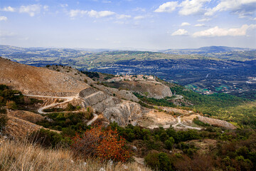 the breathtaking green panoramas that can be admired in Roccamandolfi, a small medieval village in Molise