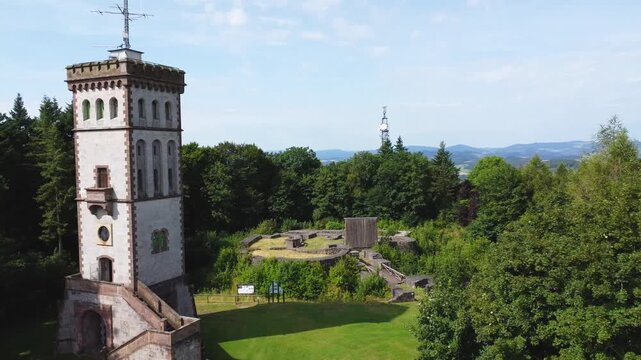 Drohnenflug &uuml;ber Burgruine bei sonnigem Wetter mit gr&uuml;ner Landschaft