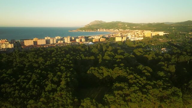 Vista aerea de la bahia de Laredo al atardecer.