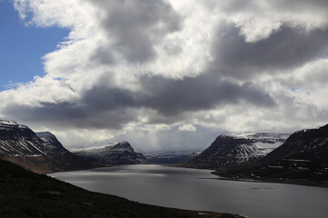 Landschaftsbild auf Island, Fjord 