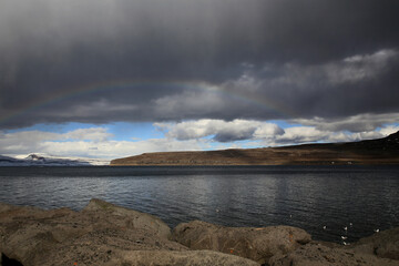 Landschaftsbild auf Island, Regenbogen im Fjord bei Sudavik