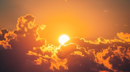 Naklejka premium Dramatic Golden Sunset Sky with Glowing Clouds and Warm Rays of Sunlight