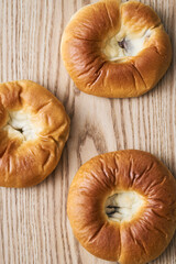 국내산 밀가루로 만들어 팥으로만든 앙금을 넣은 단팥빵