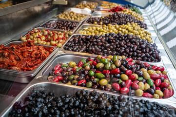 Vienna, Austria, 23 agosto 2022. At the famous Naschmarkt market, olives of various colors on the counter of a seller capture the gaze.
