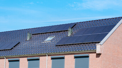 Fototapeta premium Innovative Solar Panels Harnessing Sun Energy on Modern Rooftop