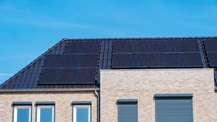 Fototapeta premium Modern Home Embracing Solar Energy With Panels Under Clear Blue Sky