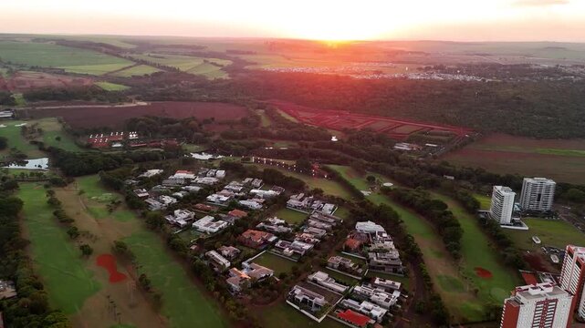 Condom&iacute;nio residencial na Vila do Golfe em Ribeir&atilde;o Preto no por-do-sol