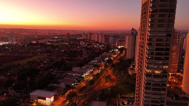 Avenida Jo&atilde;o F&iacute;usa em Ribeir&atilde;o Preto, no por-do-sol de drone