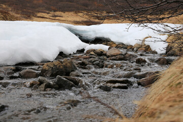 Landschaftsbild auf Island, Landschaft am Valagil Wasserfall
