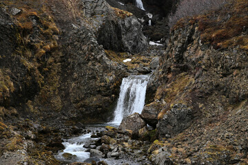 Landschaftsbild auf Island, Landschaft am Valagil Wasserfall
